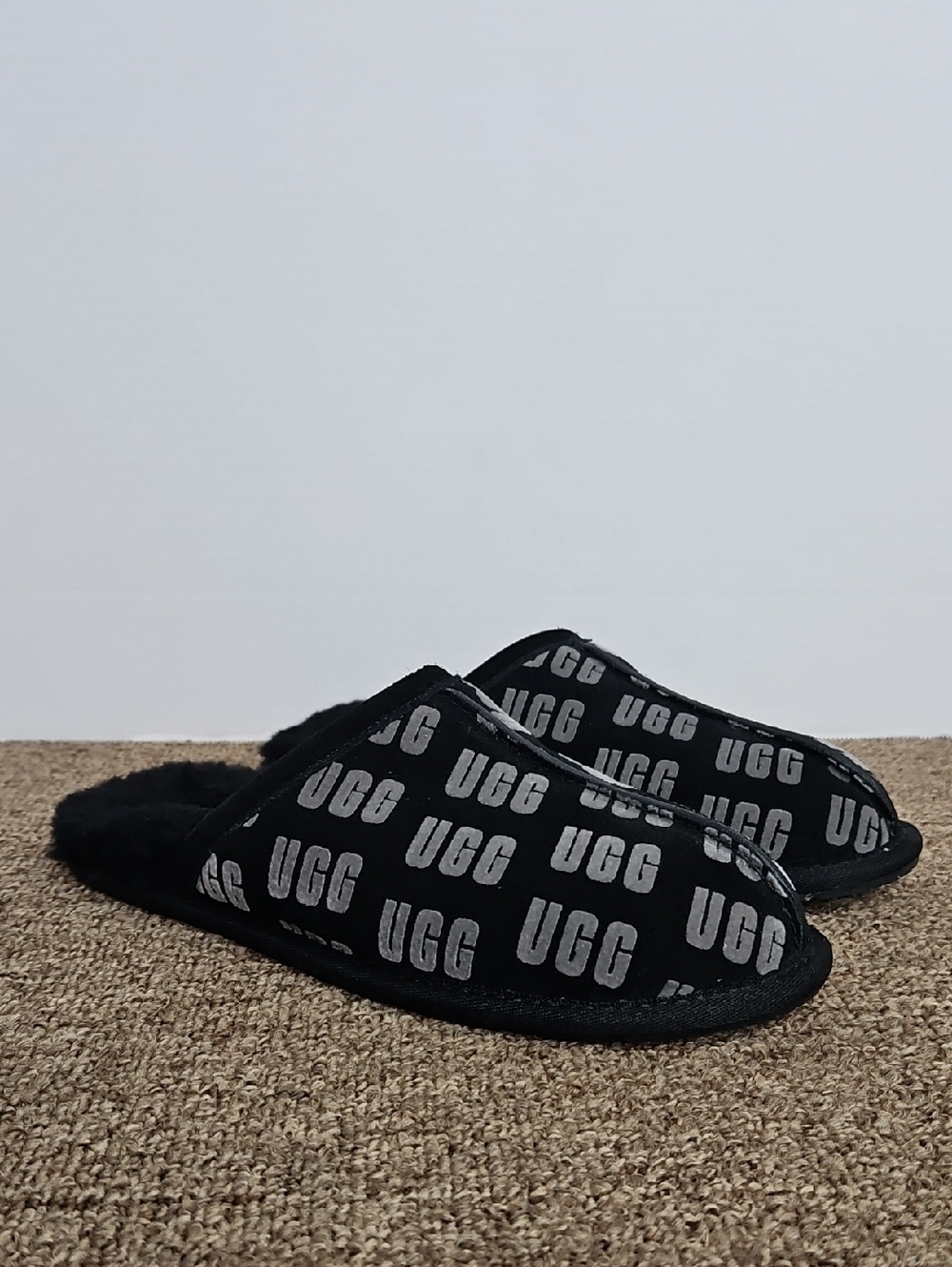 UGG Grey Pearle Embossed Logo Black Gray Lined Slippers Sz 7 Womens